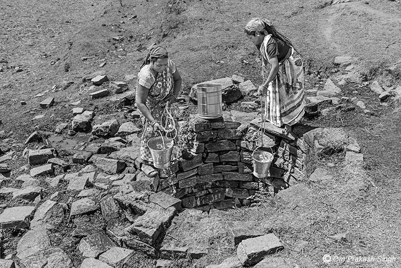 Procuring water from a damaged community well in a Particularly Vulnerable Tribal Group (PVTG) hamlet in Gumla district, Jharkhand, India